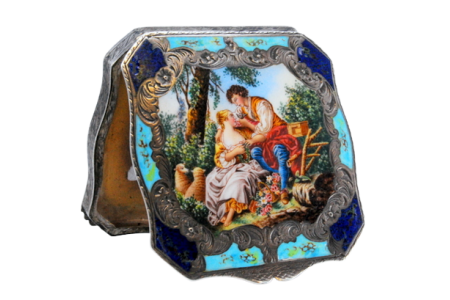 Caixa de toilette em prata com gravados, grinaldas e friso envolvendo cena galante em esmalte.